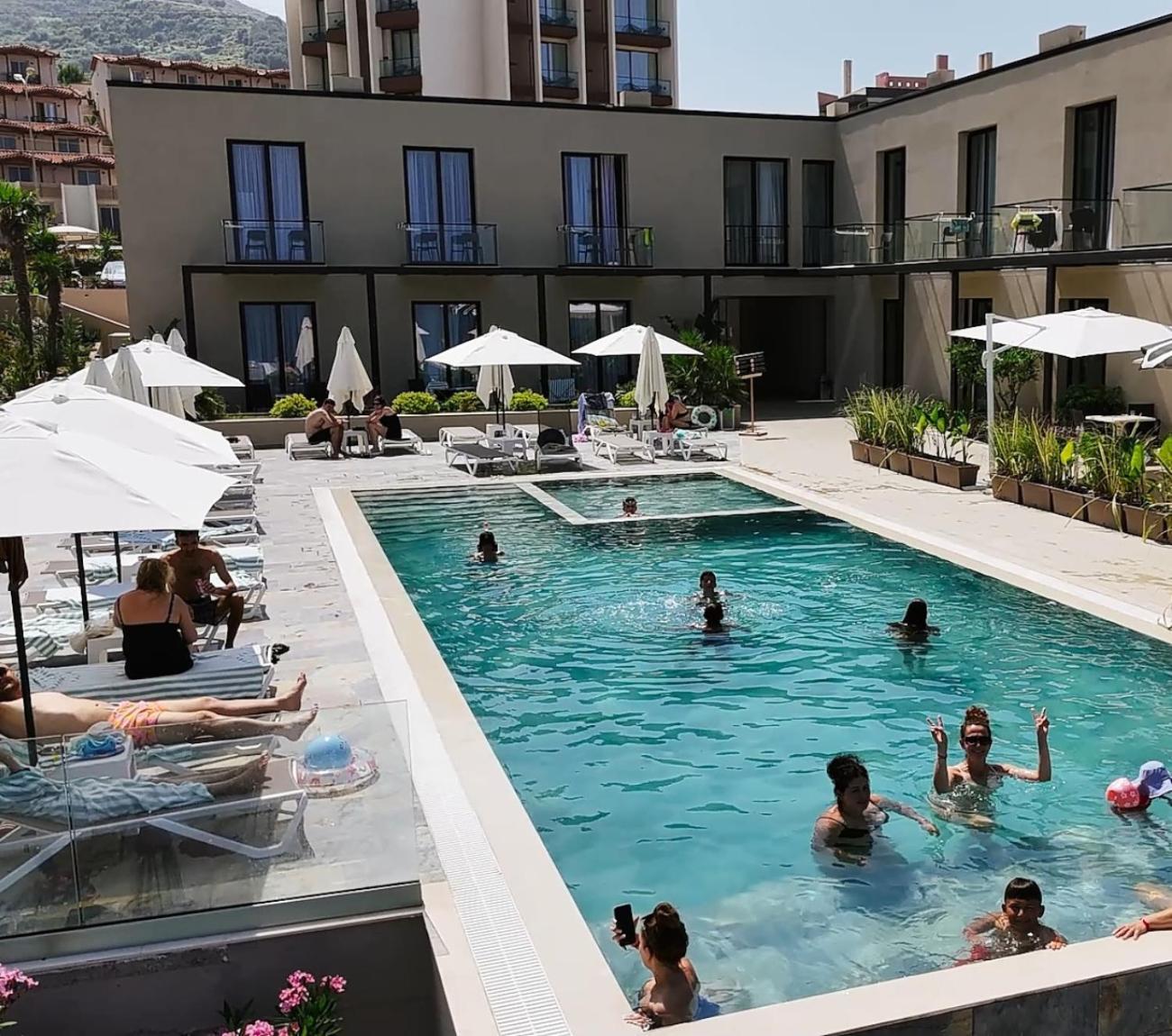 Dukes Albania Hotell Radhimë Eksteriør bilde